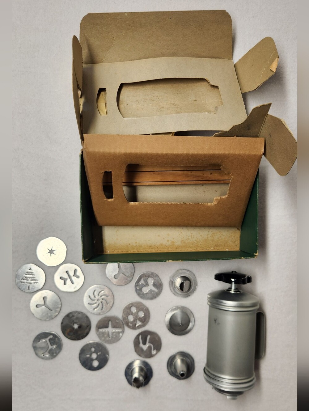 Vintage 50s Mirro Aluminum Cookie Pastry Press Set 17 Metal Discs Baking Spritz